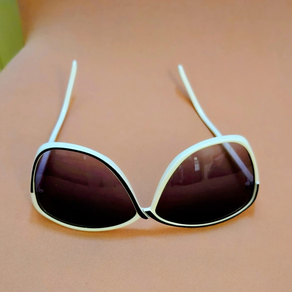 Quay Australia Black and White Sunglasses - Picture 3 of 3